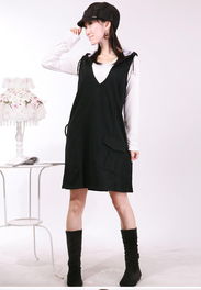 辉弘服饰春季新品 心型领连帽两件套马甲身裙，腰带点缀优雅风姿